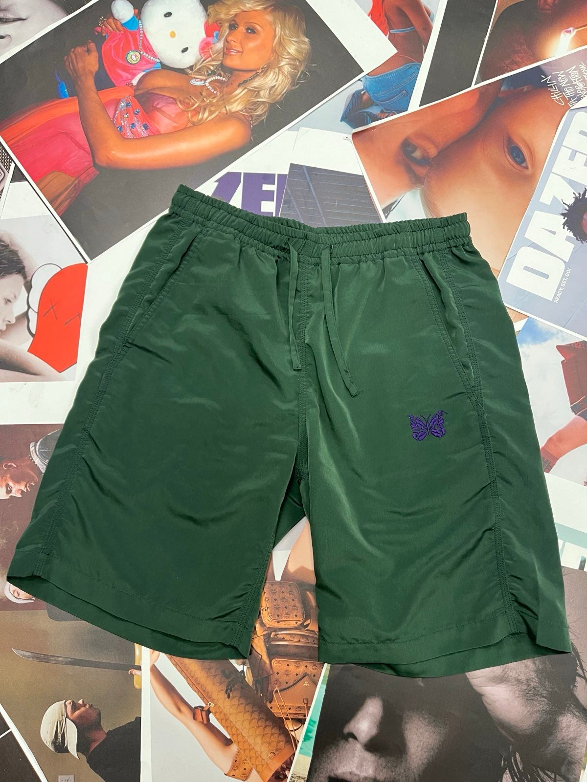 (S) Needles kraťasy tmavě zelené s logem značky na levé straně