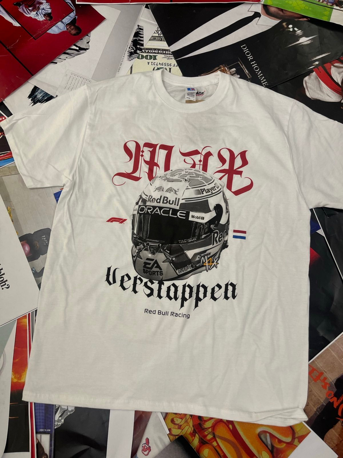 BOOTLEG triko bílé Max Verstappen, potisk šedé helmy