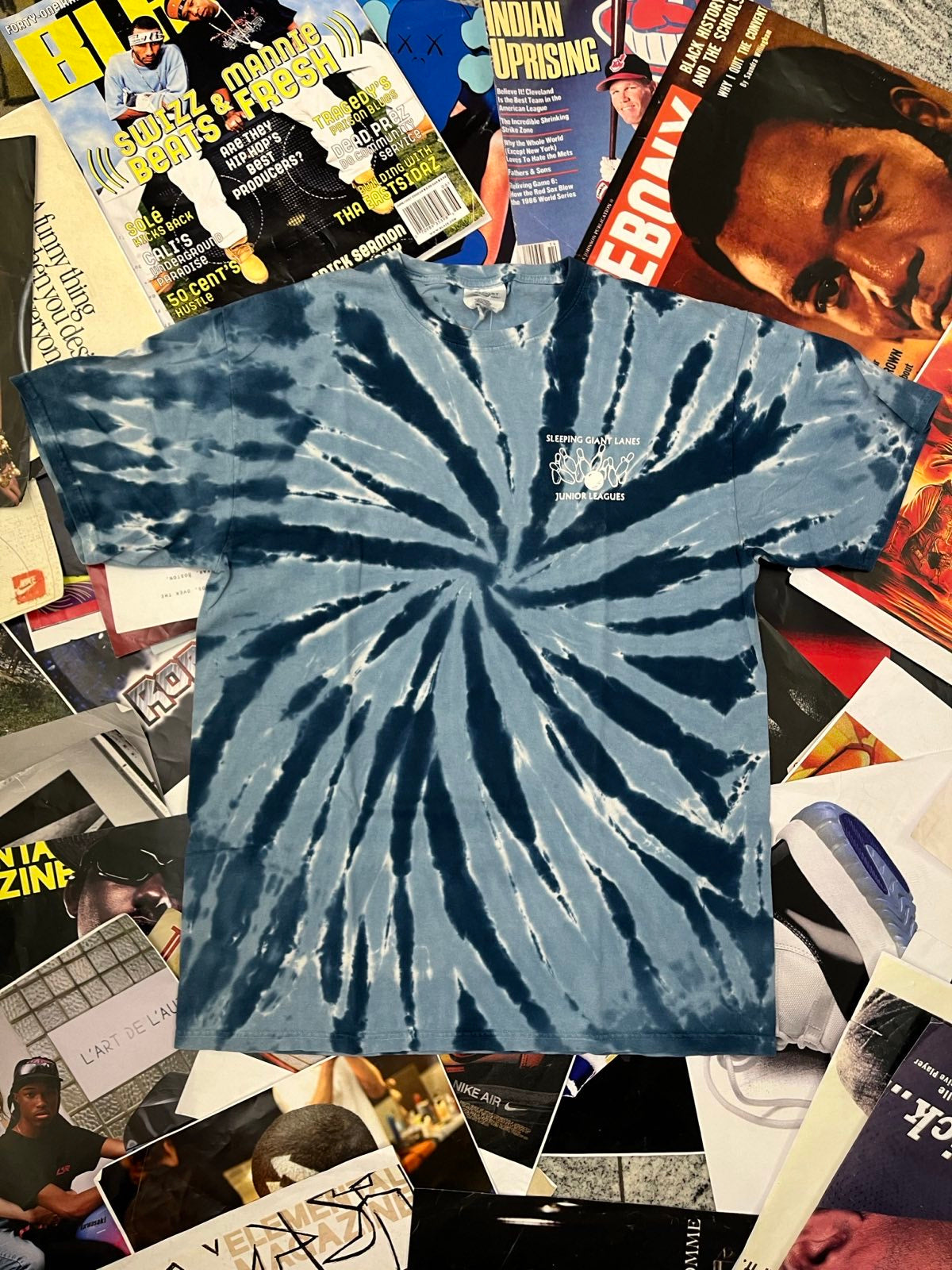 (L) Modré batikované tričko nápis na zádech Thats how we bowl