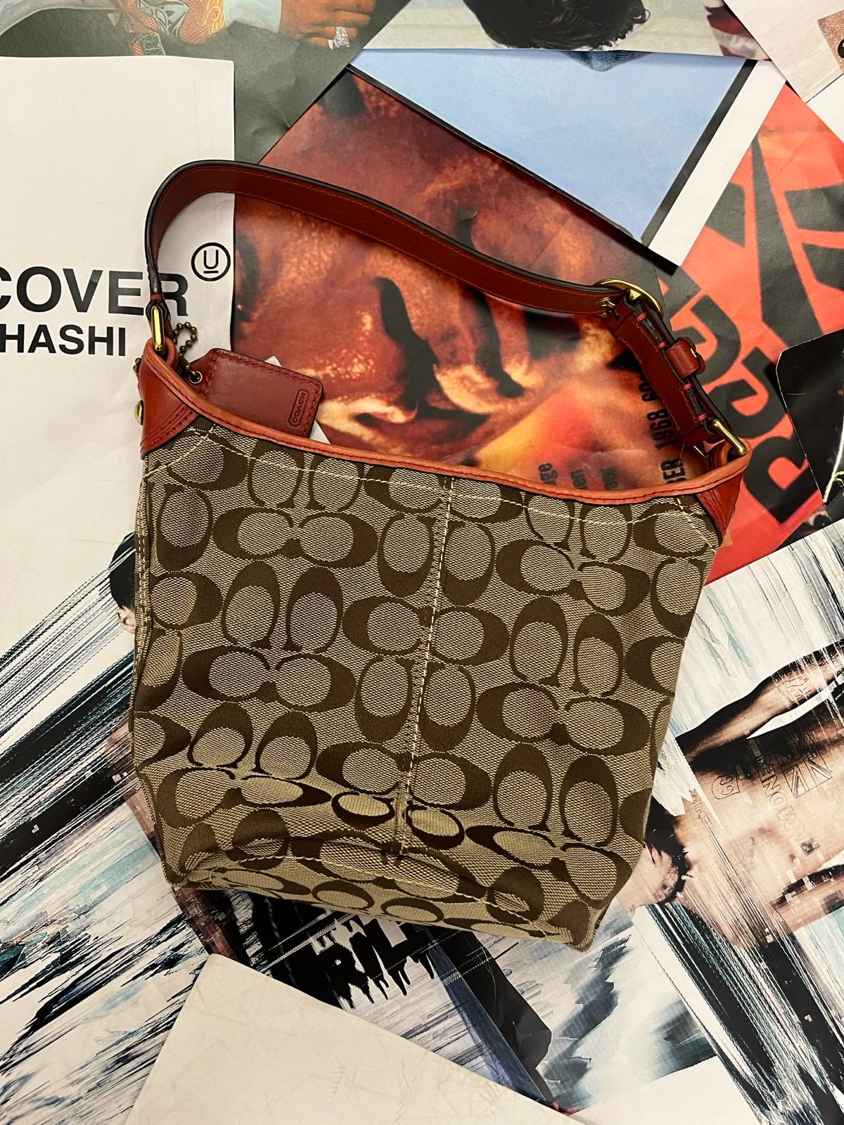 Coach kabelka malá hnědá s monogramem a cihlovým koženým popruhem