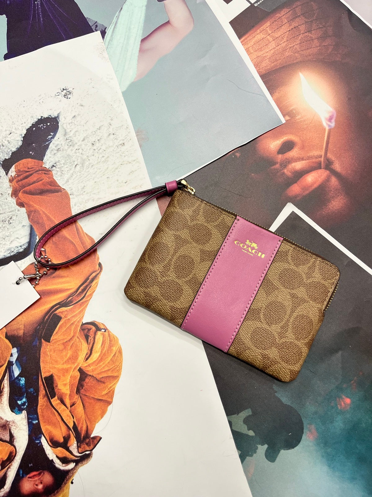 Coach pouch malé béžové s monogramem značky a růžovými prvky