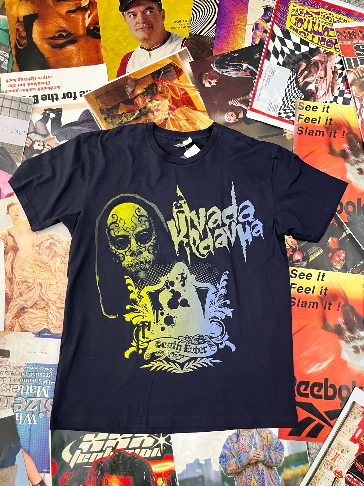 (XL) Next Level tmavě modré triko s modro-žlutou grafikou Avada Kedabra