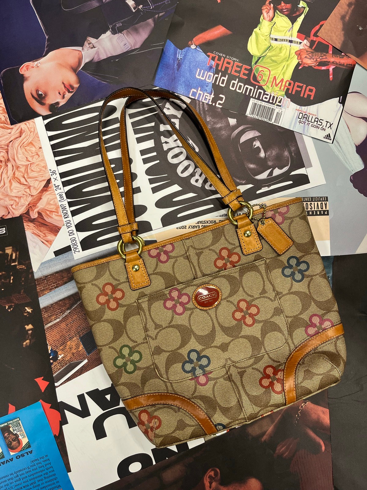 Coach tote bag hnědý s monogramem značky a kytičkami, hnědé kožené prvky