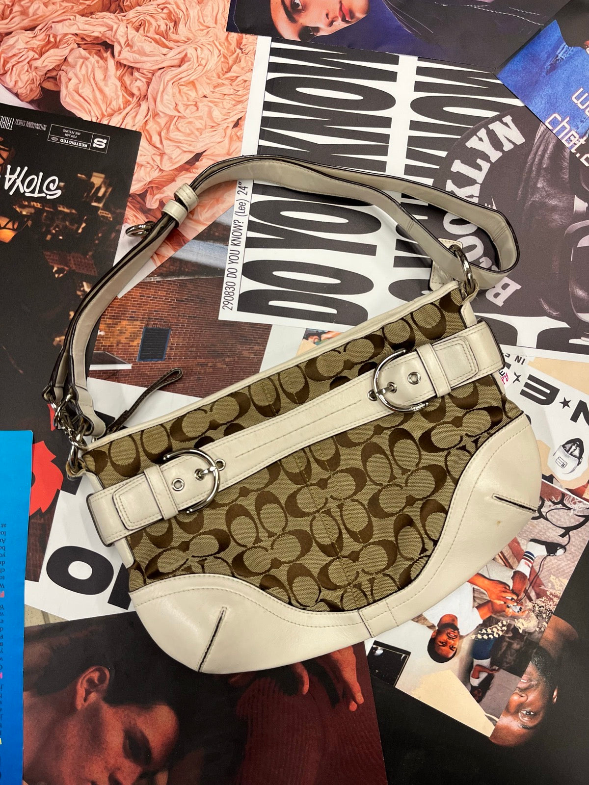 Coach kabelka Duffel Hamptons Signature přes rameno béžová s monogramem značky, bílými koženými prvky a velkými přezkami