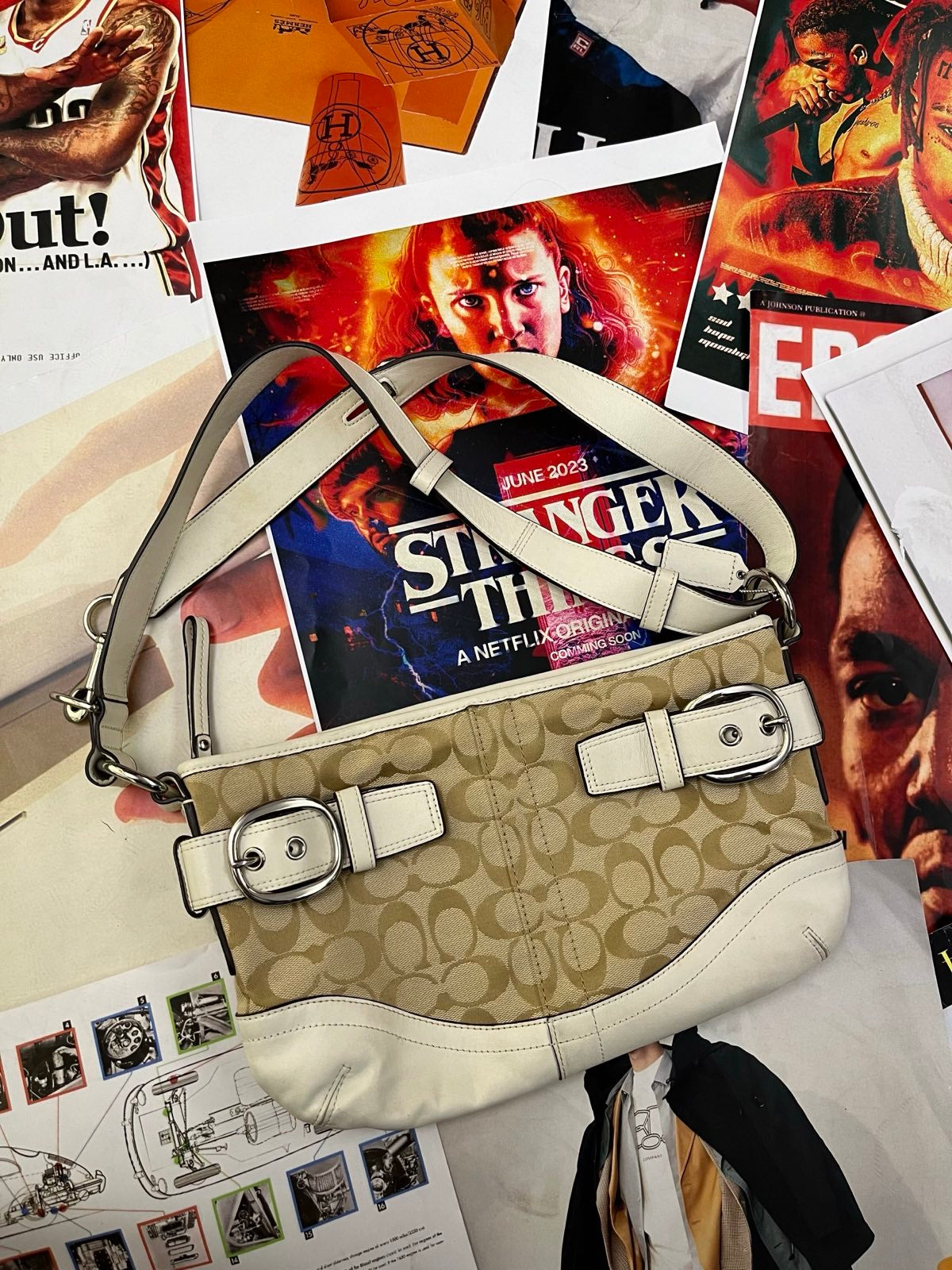 COACH kabelka světle béžová s monogramem, bílými detaily a přezkami