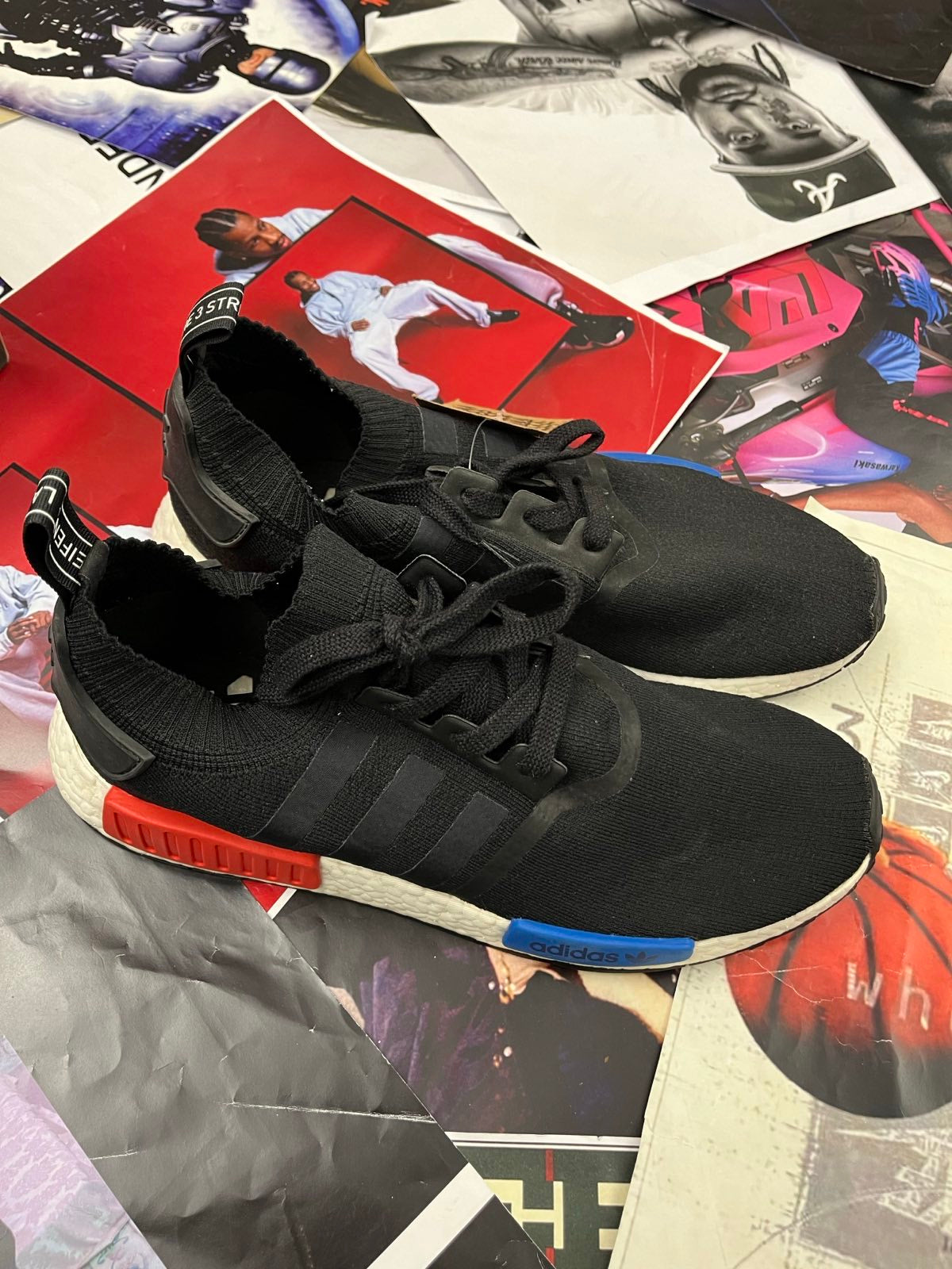 (47) Adidas boty černé NMD_R1 PK s bílo modro červenou podrážkou