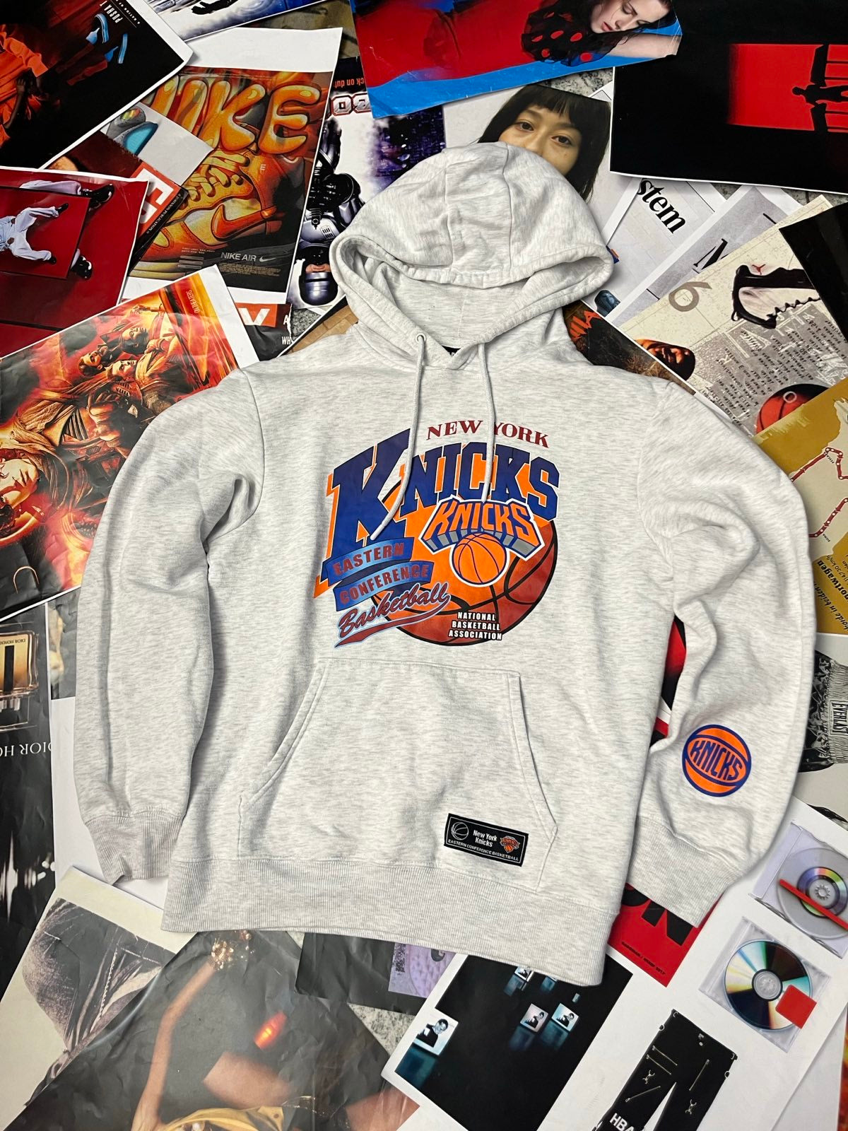 (L) NBA mikina šedá s kapucí s potiskem NY KNICKS