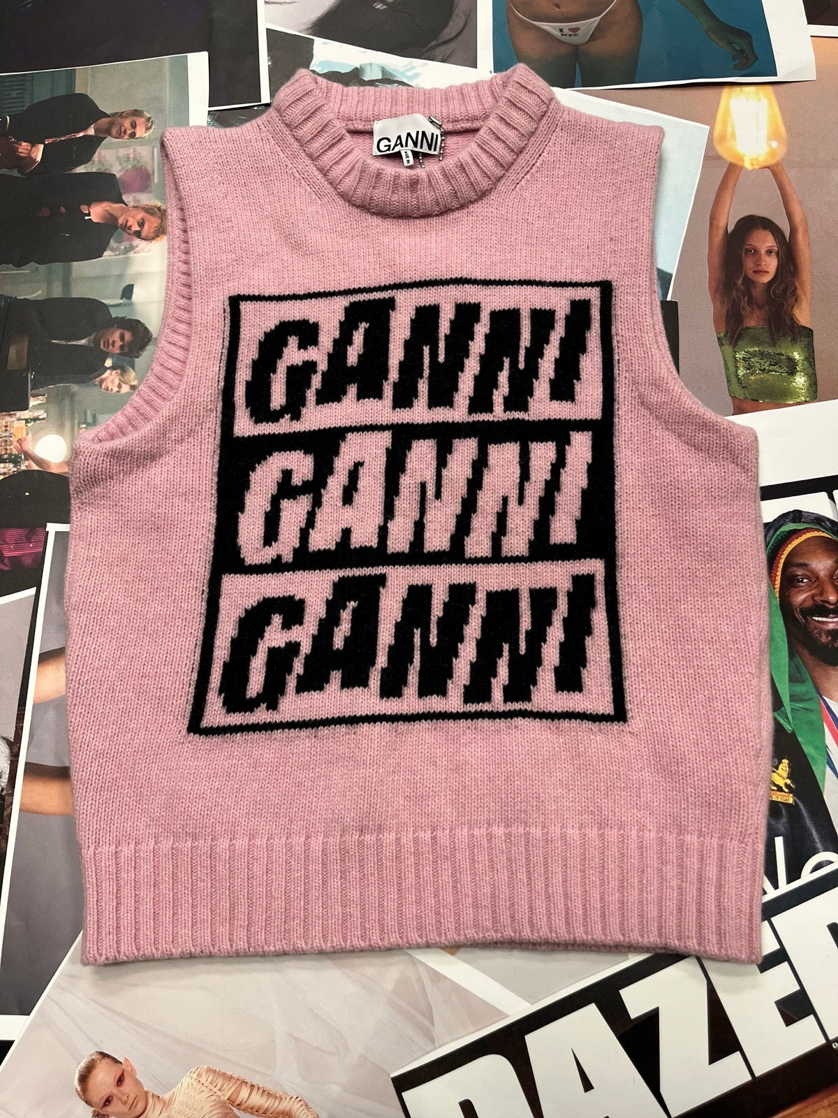 (XS/S) GANNI pletená vesta Graphic Lambswool růžová s černým logem