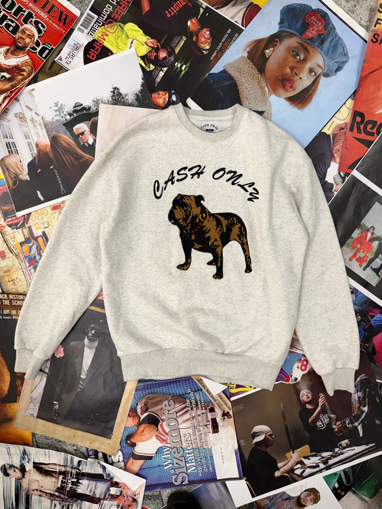 (S) Cash Only šedý crewneck se psem na přední straně
