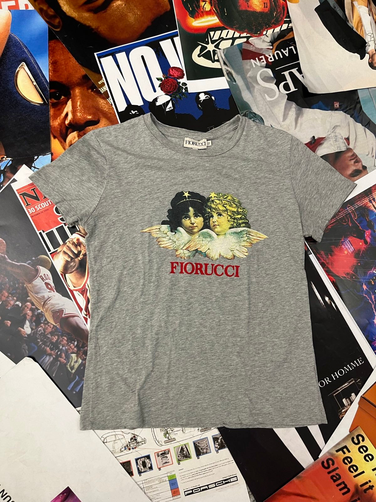 (M) Fiorucci TRIKO šedé dámské s potiskem barokních andílku a červeným nápisem