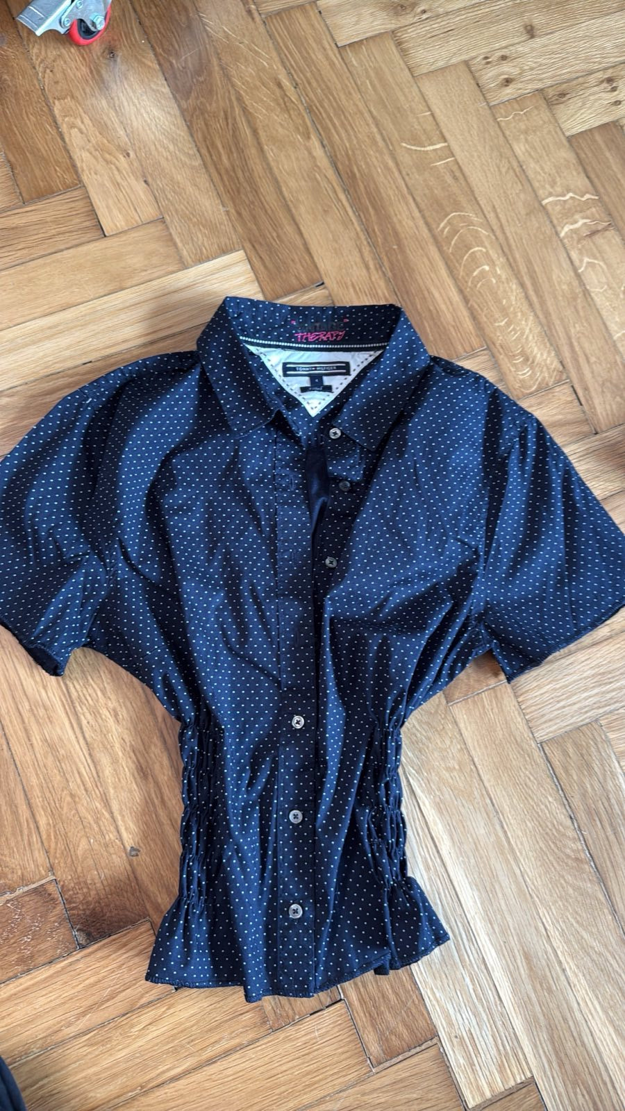 Reworked TOP košilový Tommy Hilfiger, tmavě modrý s bílými puntíky a nařasením na bocích XS
