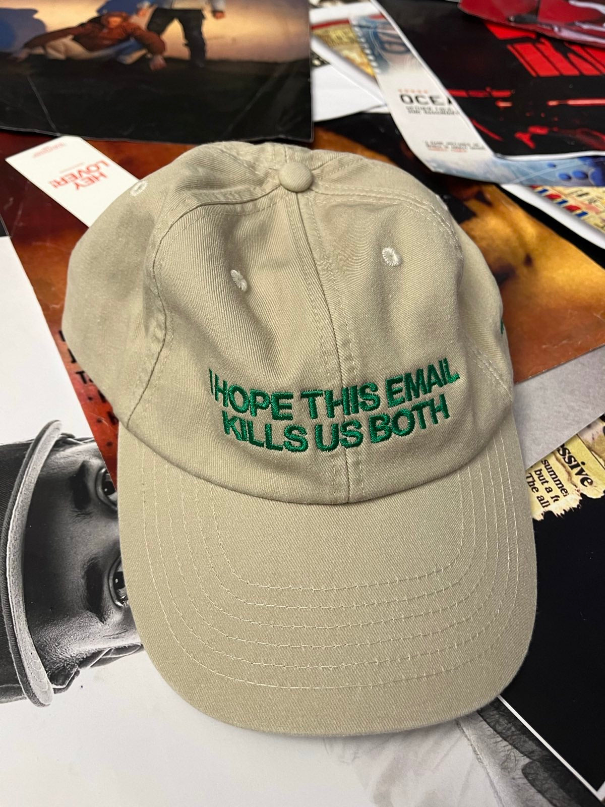 Kšiltovka béžová se zeleným nápisem "I hope this email kills us both"