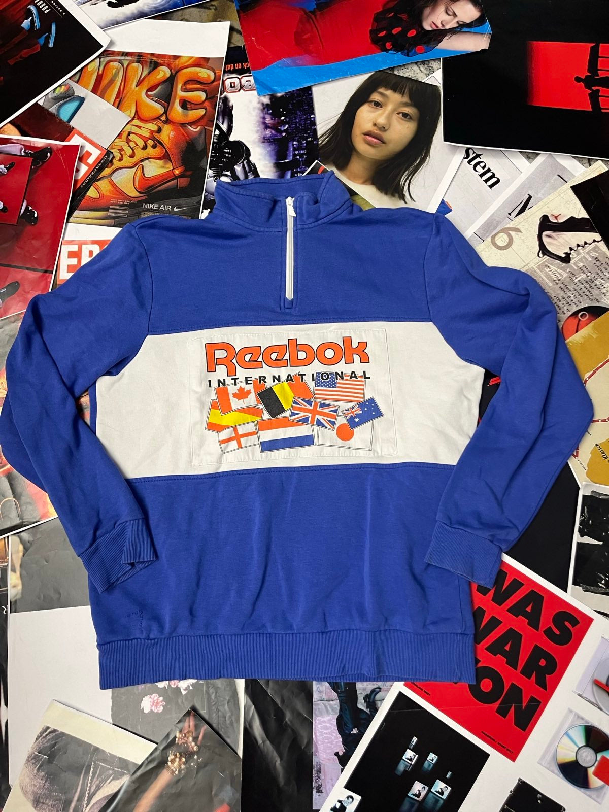 (L) Reebok crewneck modrý vintage potisk na hrudi vlajky