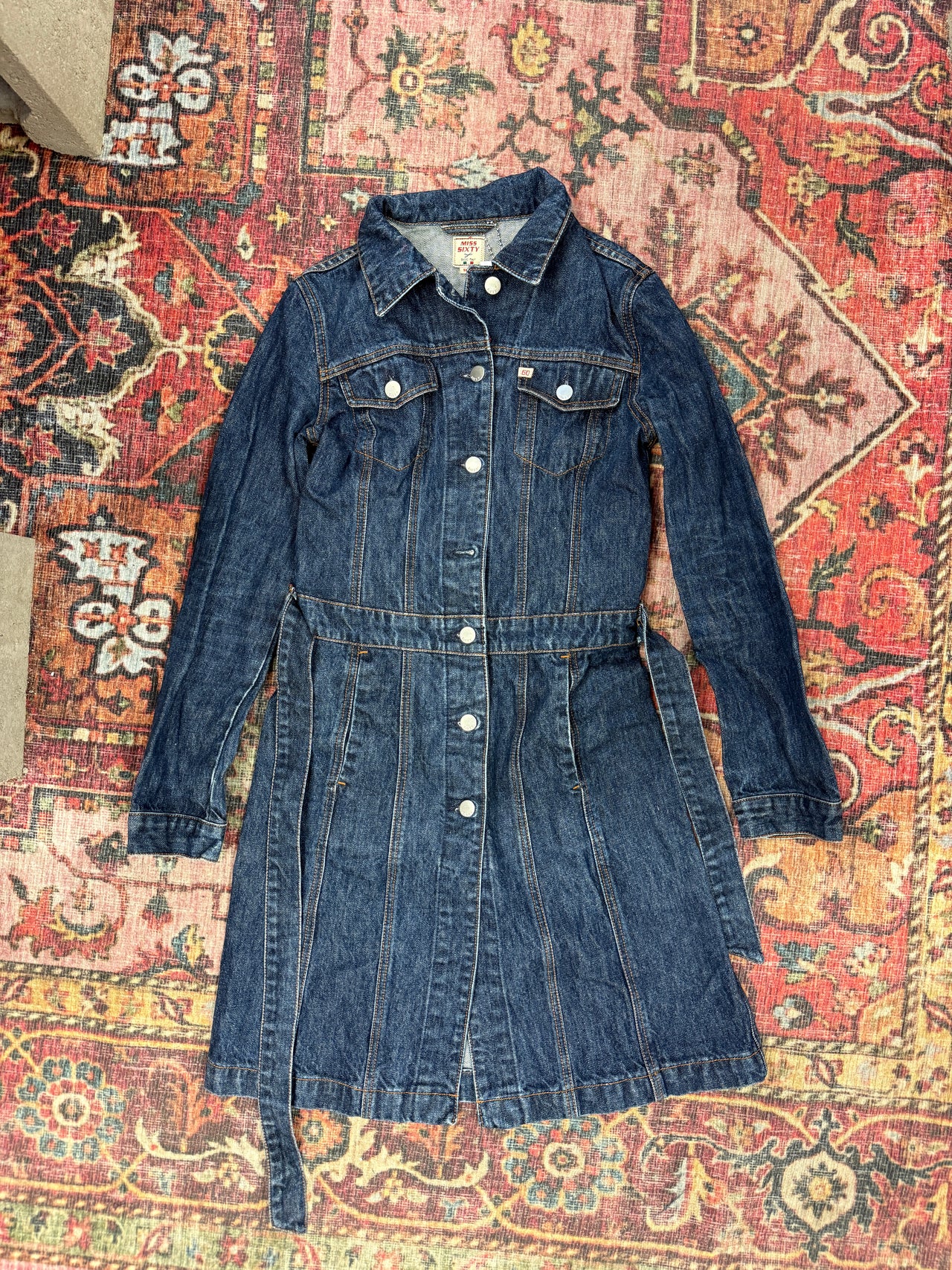 (S) Miss Sixty džínové šaty tmavě modré se stříbrnými knoflíky a dlouhým rukávem