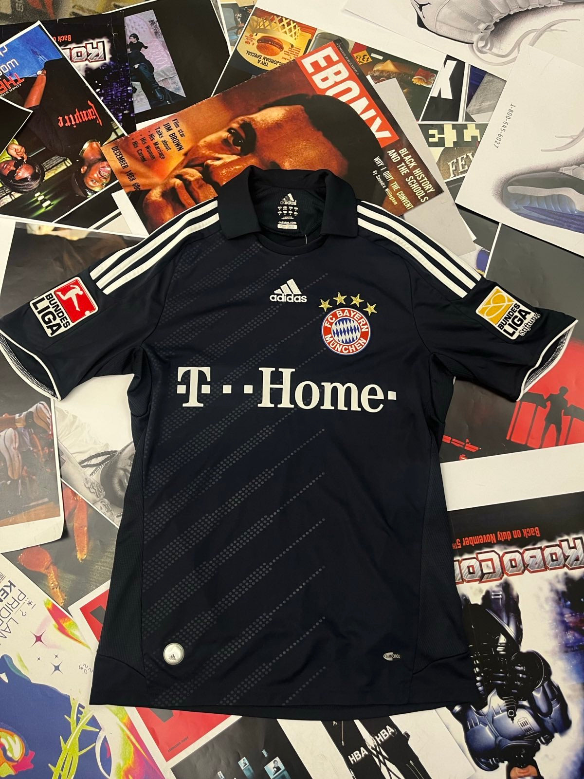 Bayern Mnichov 2008-2009 x Adidas DRES černý s bílým nápisem T–Home na přední straně S