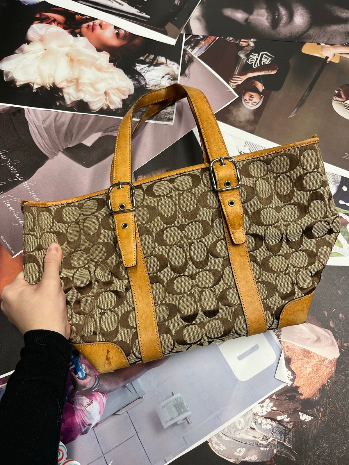 COACH kabelka béžová s monogramem a žluto-hnědými koženými detaily