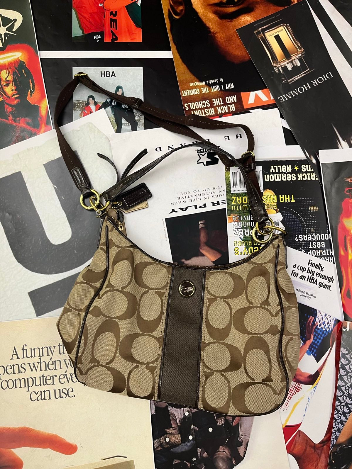 COACH kabelka hnědá s monogramem značky a hnědým pruhem uprostřed