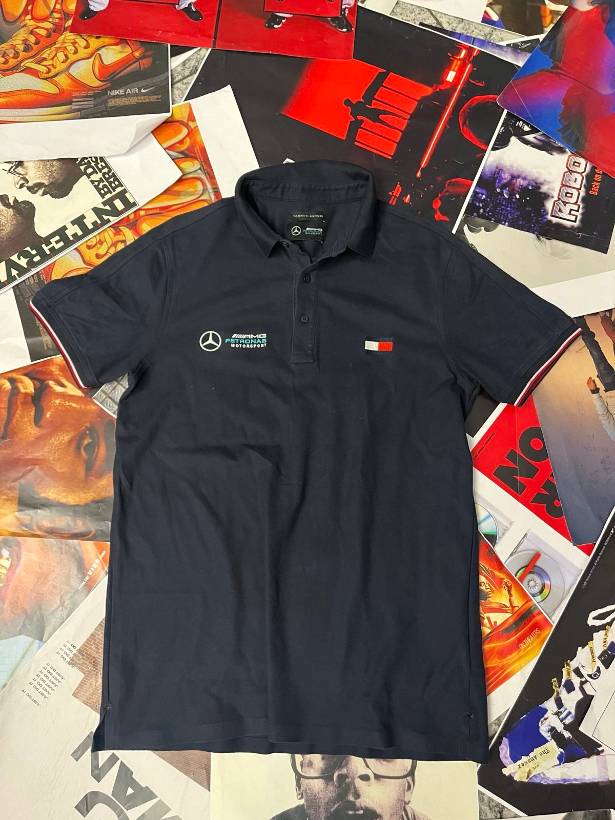 (L) Tommy Hilfiger x AMG Petronas Motosport POLOTRIKO pánské černé s krátkým rukávem a logy na hrudi