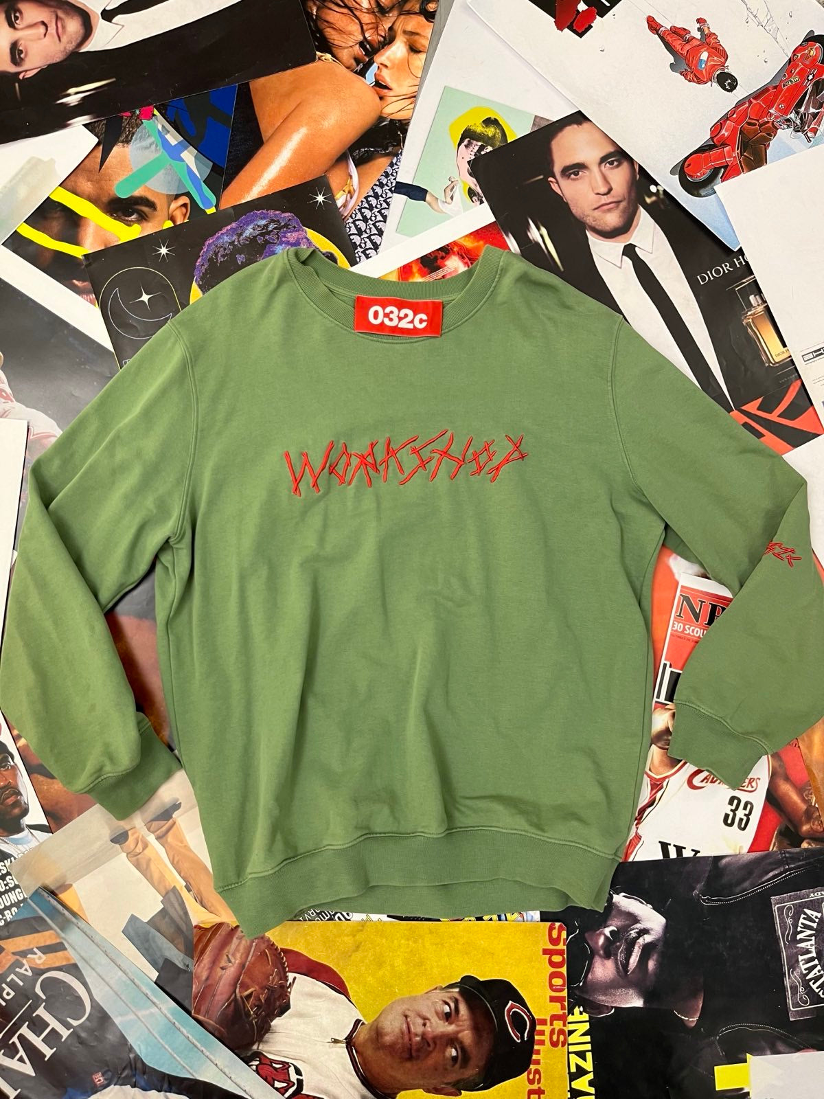 (XL) 032C CREWNECK zelený s vyšitým červeným nápisem