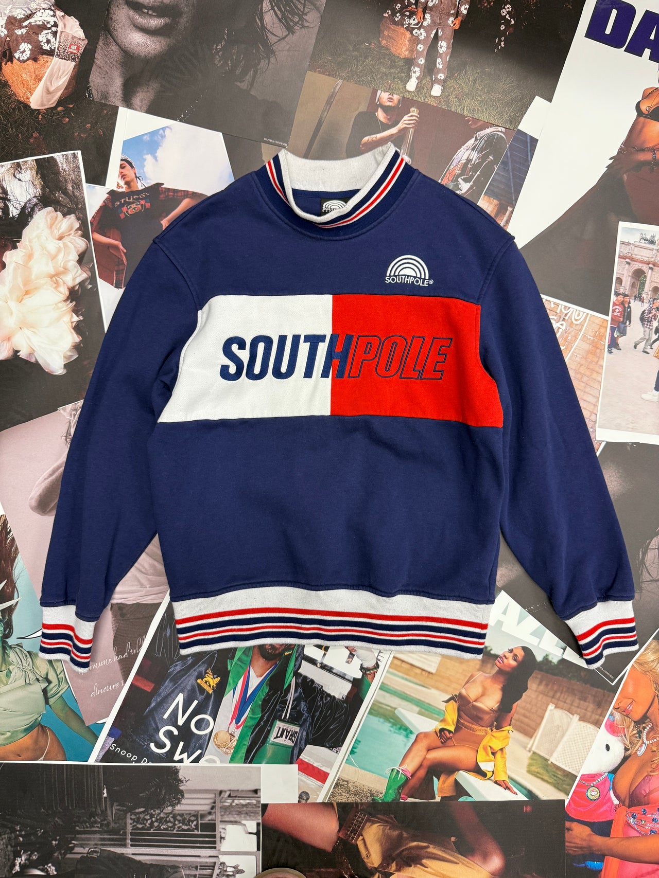 (S) Southpole crewneck modrý s červeno bílým obdélníkem na hrudi a logem Southpole