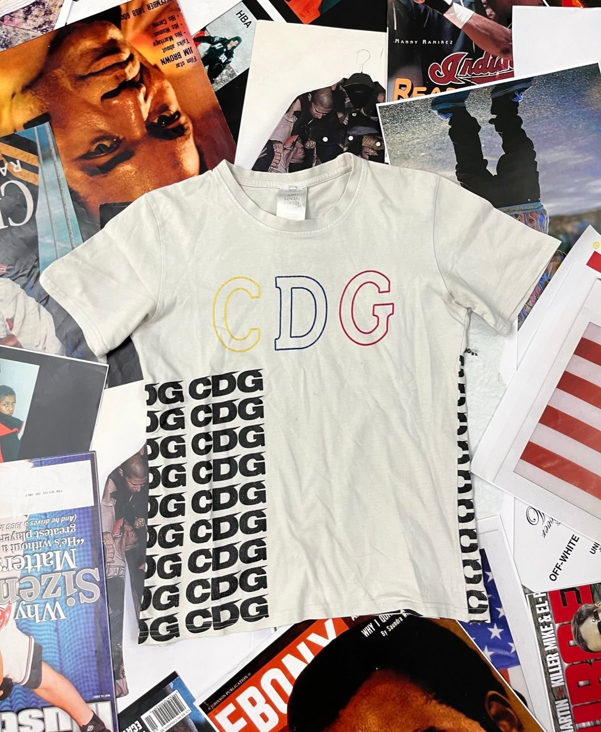 (M) ASSC TRIKO bílé CDG s ASSC nápisem na zadní straně