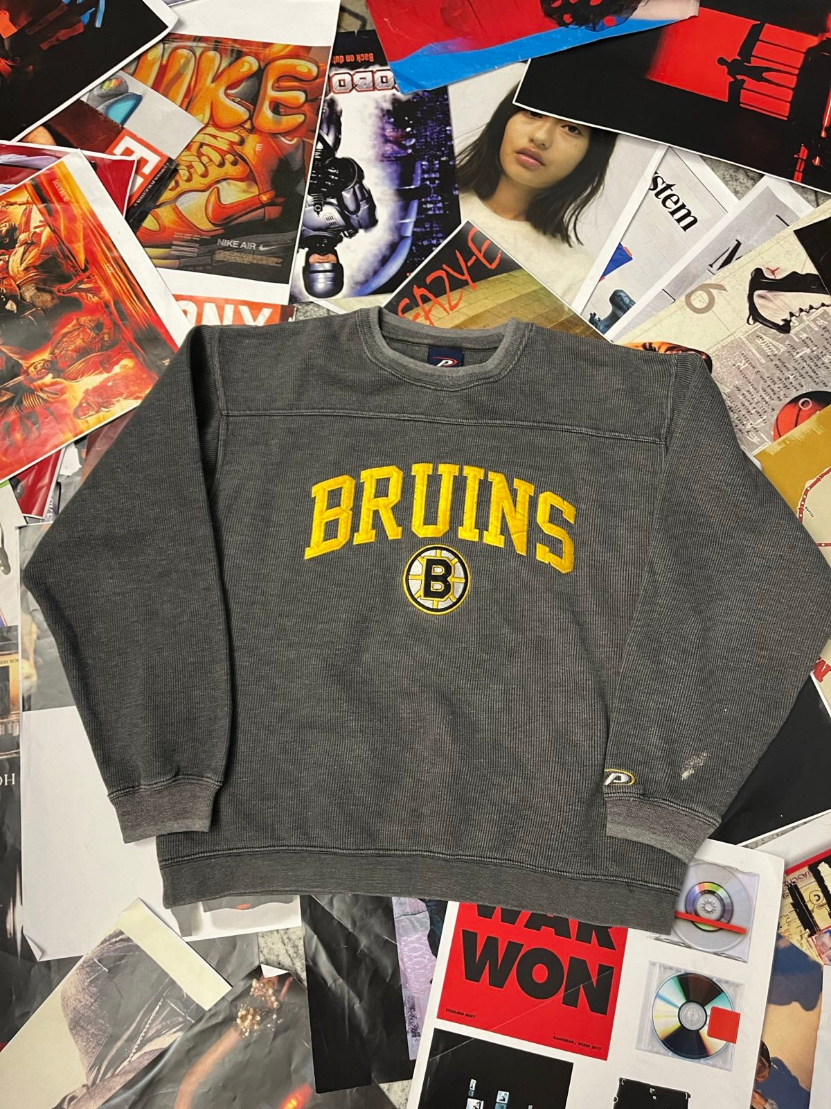 (M) Pro Player svetrový crewneck šedý se žlutým nápisem BRUINS