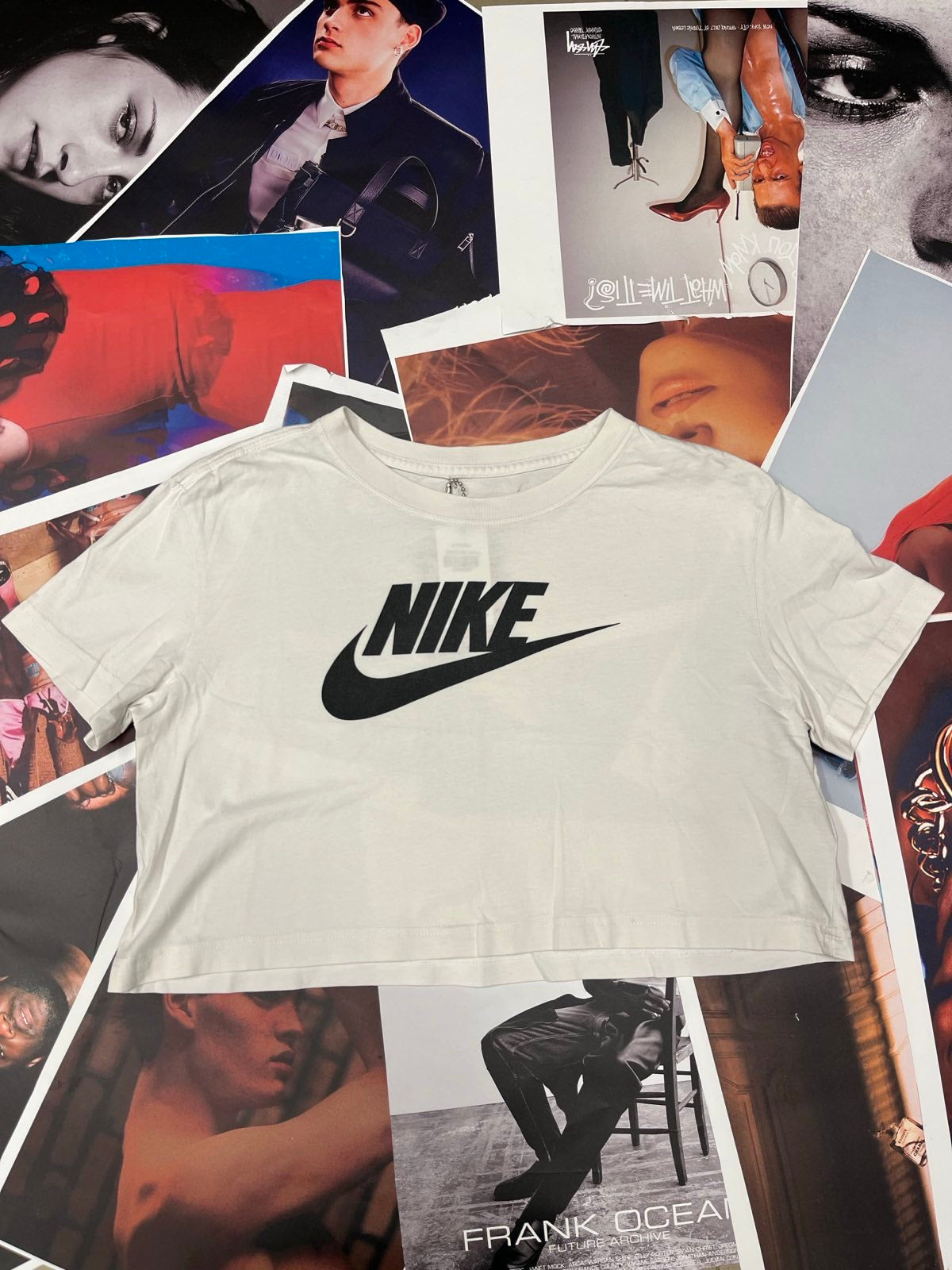(S) Nike dámské bílé cropped The Nike Tee s černým logem na přední straně