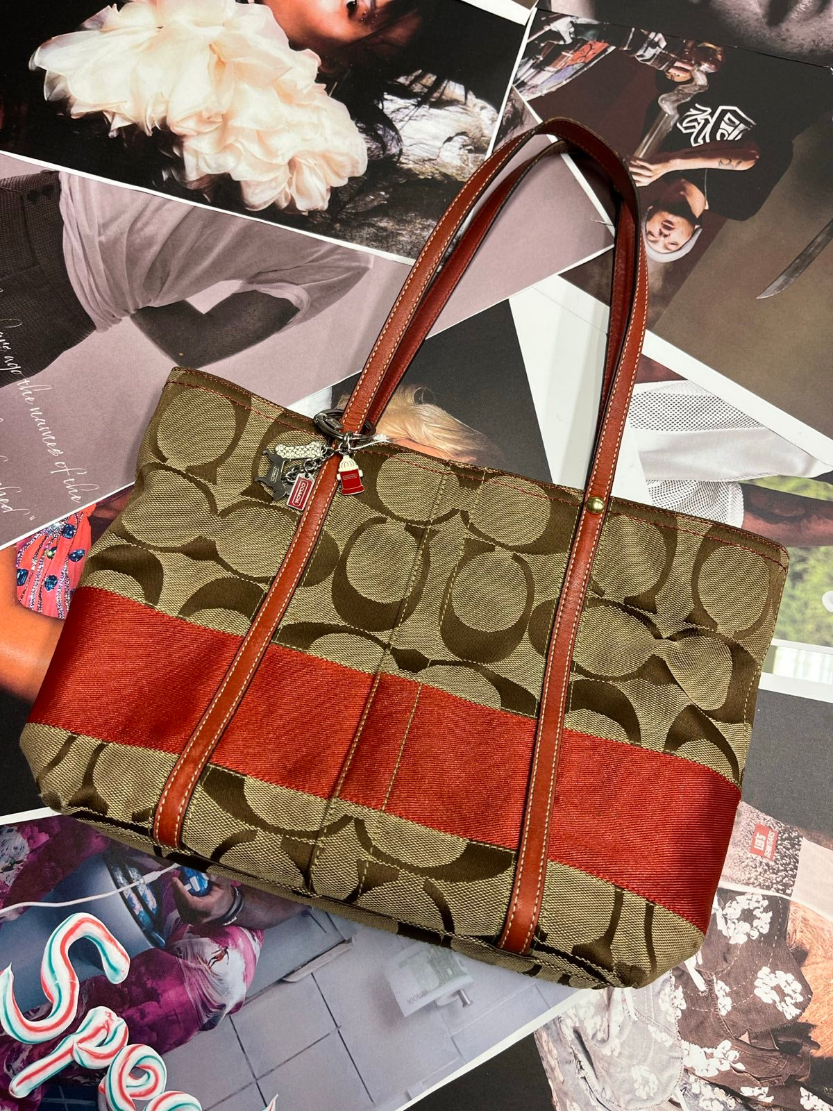 COACH kabelka béžová s monogramem a cihlově červenými detaily, přívěsky se psy