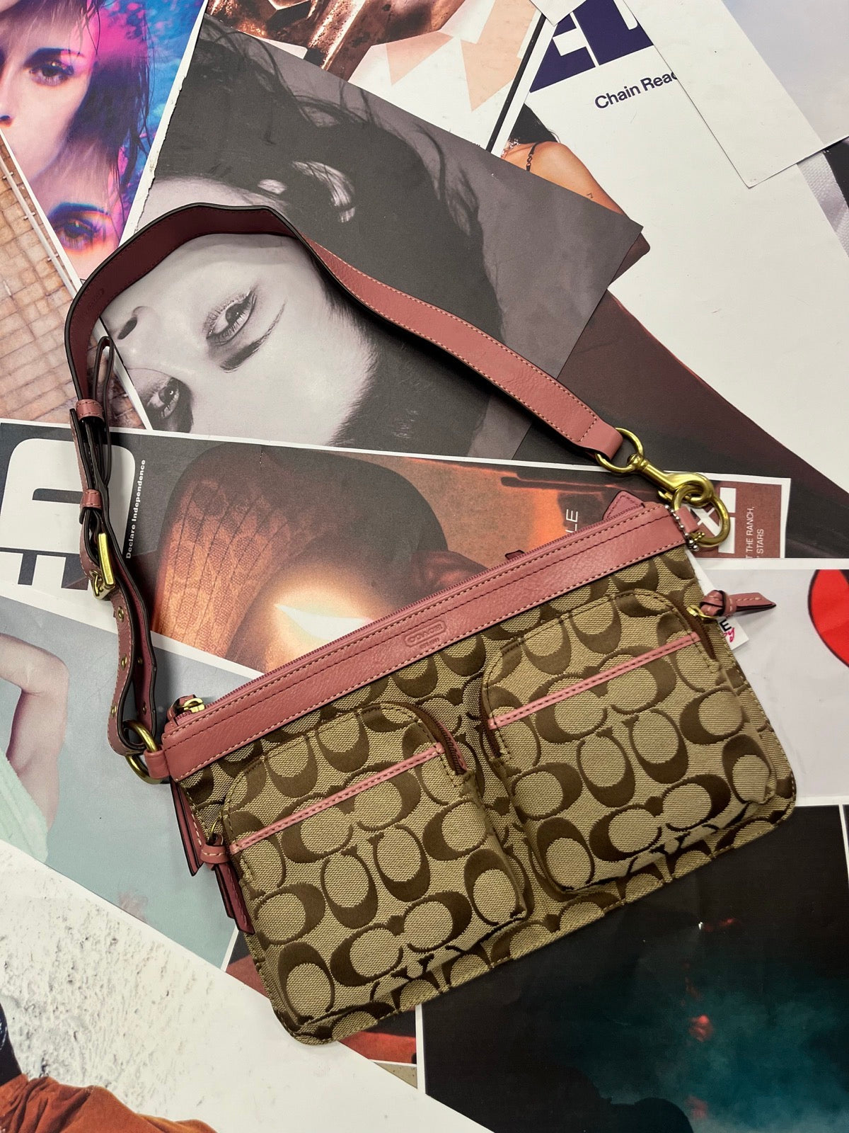 Coach kabelka shoulder béžová s růžovými prvky a monogramem značky