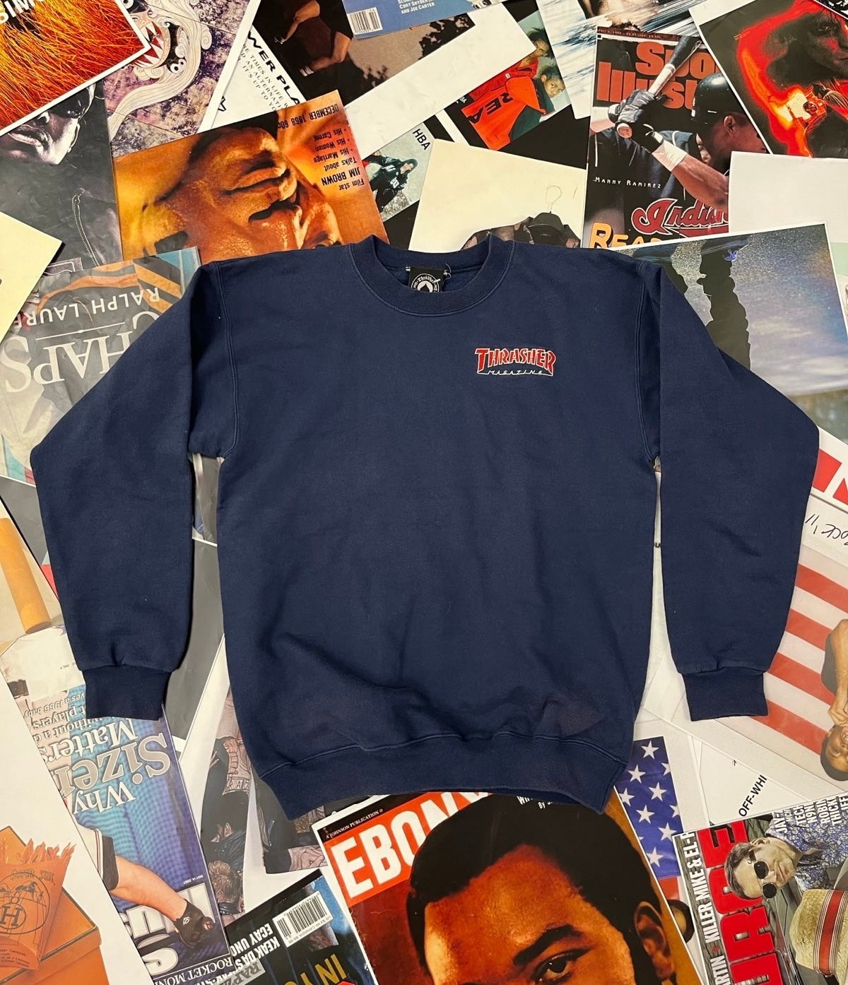 (S) Thrasher crewneck modrý s červeným logem Thrasher na levé straně