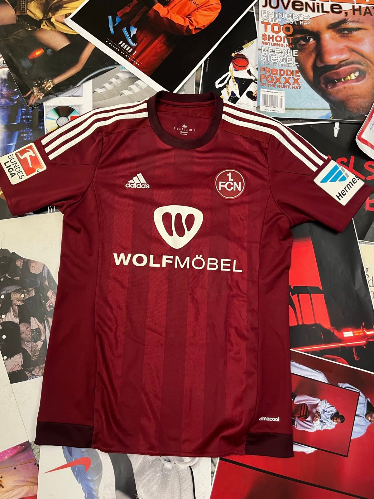 Adidas x Wolfmöbel 1.FCN Burgstaller DRES bordový
