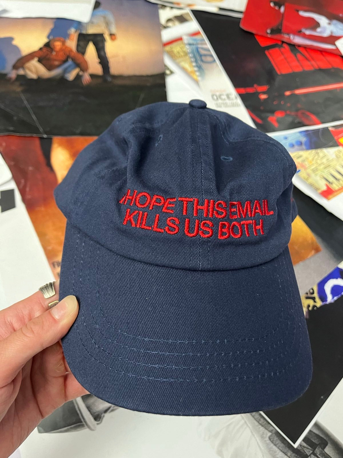 Kšiltovka tmavě modrá s červeným nápisem "I hope this email kills us both"