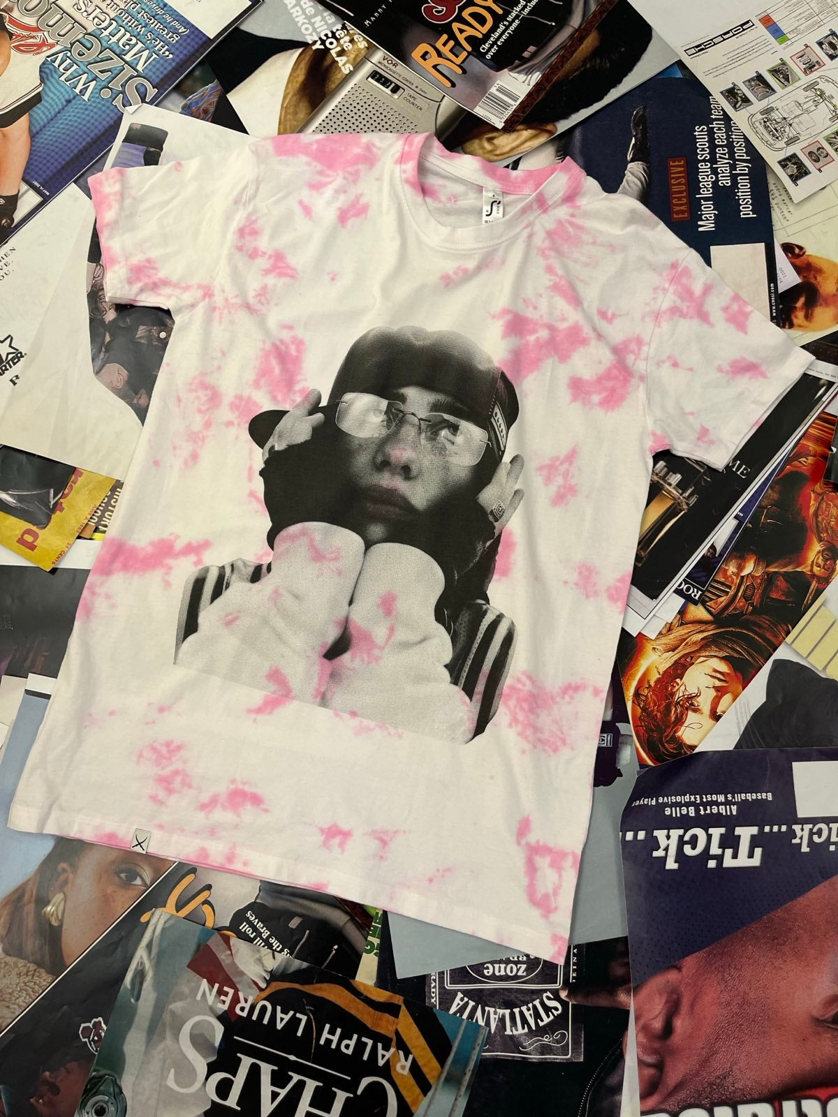 Triko BOOTLEG bílé s růžovou batikou a černým sítem Billie Eilish