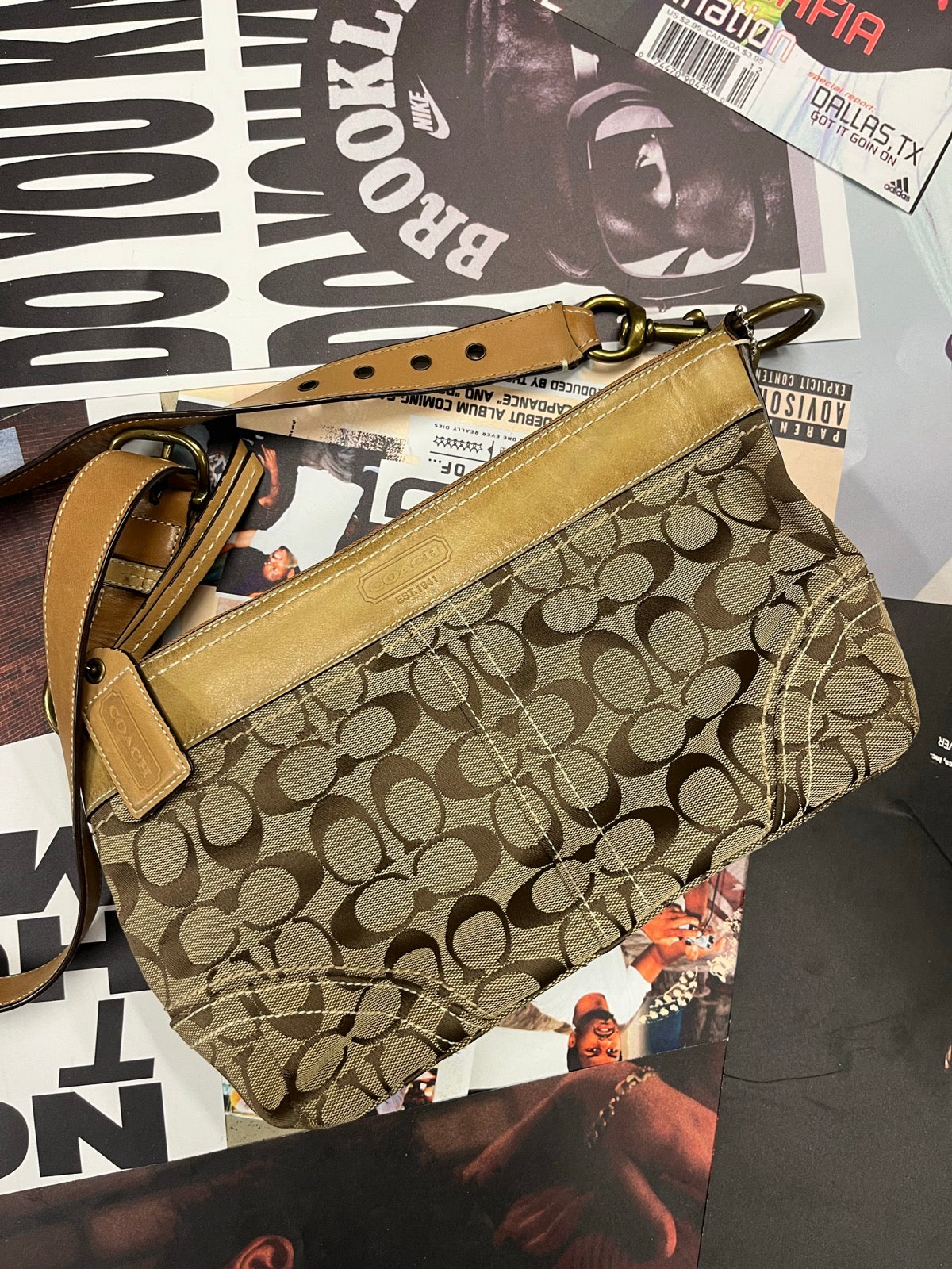 Coach kabelka béžová s monogramem značky a světle hnědými koženými prvky, delší popruh