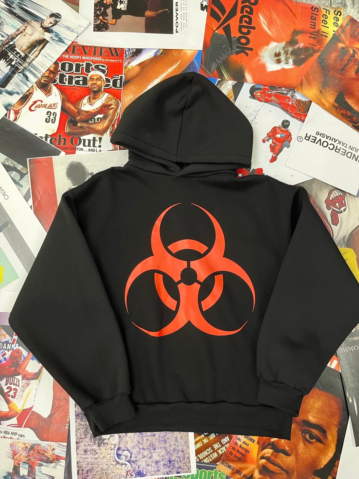 Černá ''Toxic'' mikina s červeným radioaktivním symbolem M
