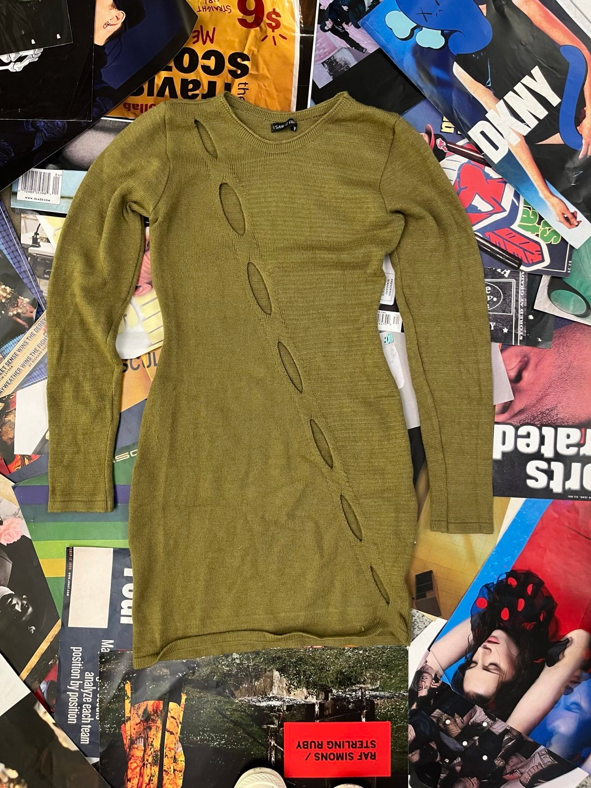 Saw it first pletené šaty khaki zelená nad kolena, detail průstřihů S