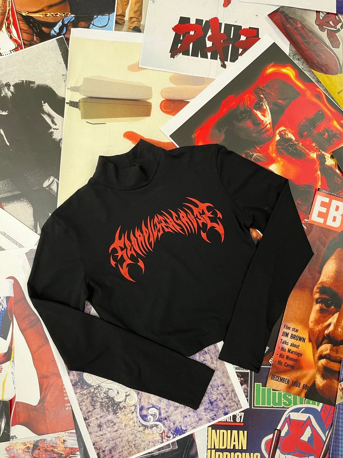 Černý longsleeve top s červeným nápisem Scorpius Sacrum