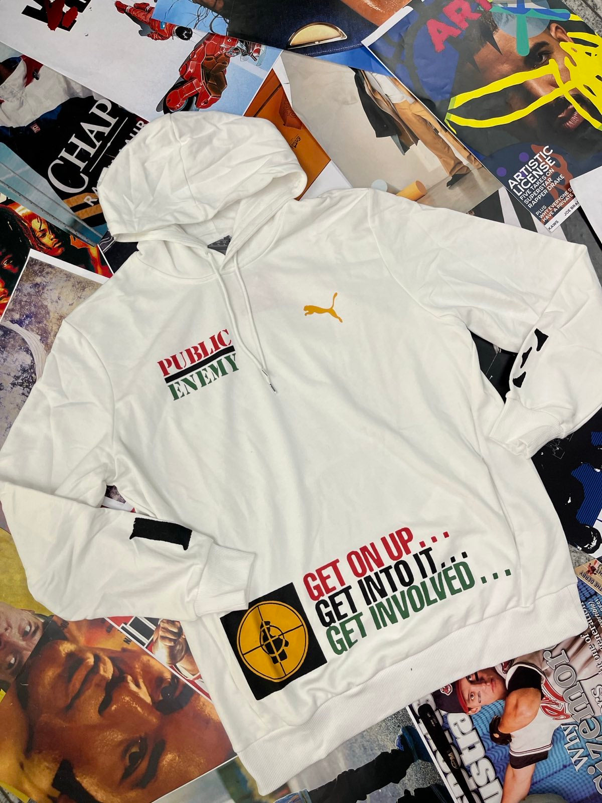 Puma x Public Enemy MIKINA bílá s kapucí, zeleno-červené nápisy