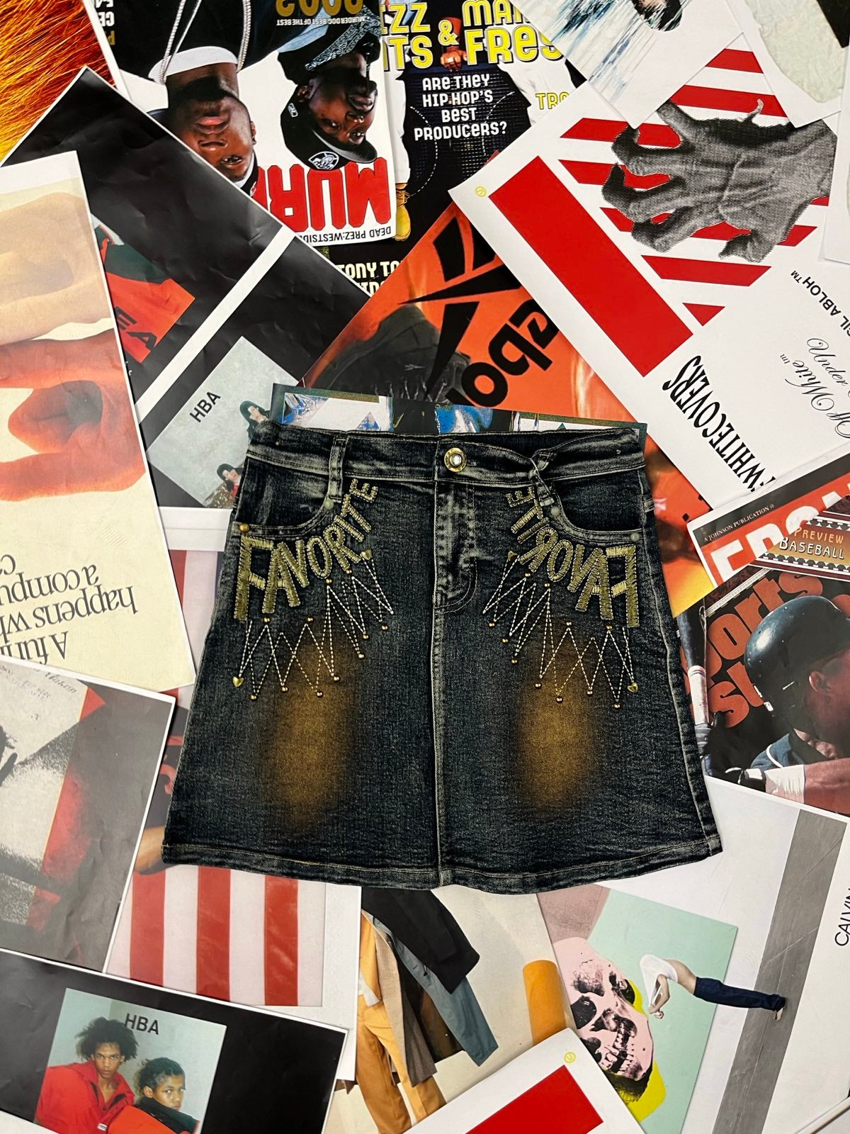 (XS) SUKNĚ džínová tmavý denim se zlatými nápisy Favorite, motýlci na zadních kapsách