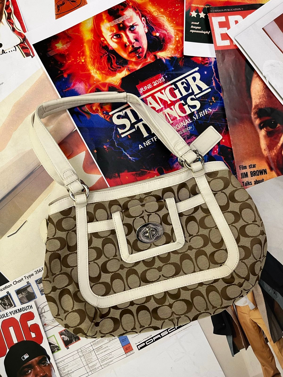 COACH kabelka béžová s monogramem a bílými detaily, extra kapsa vepředu