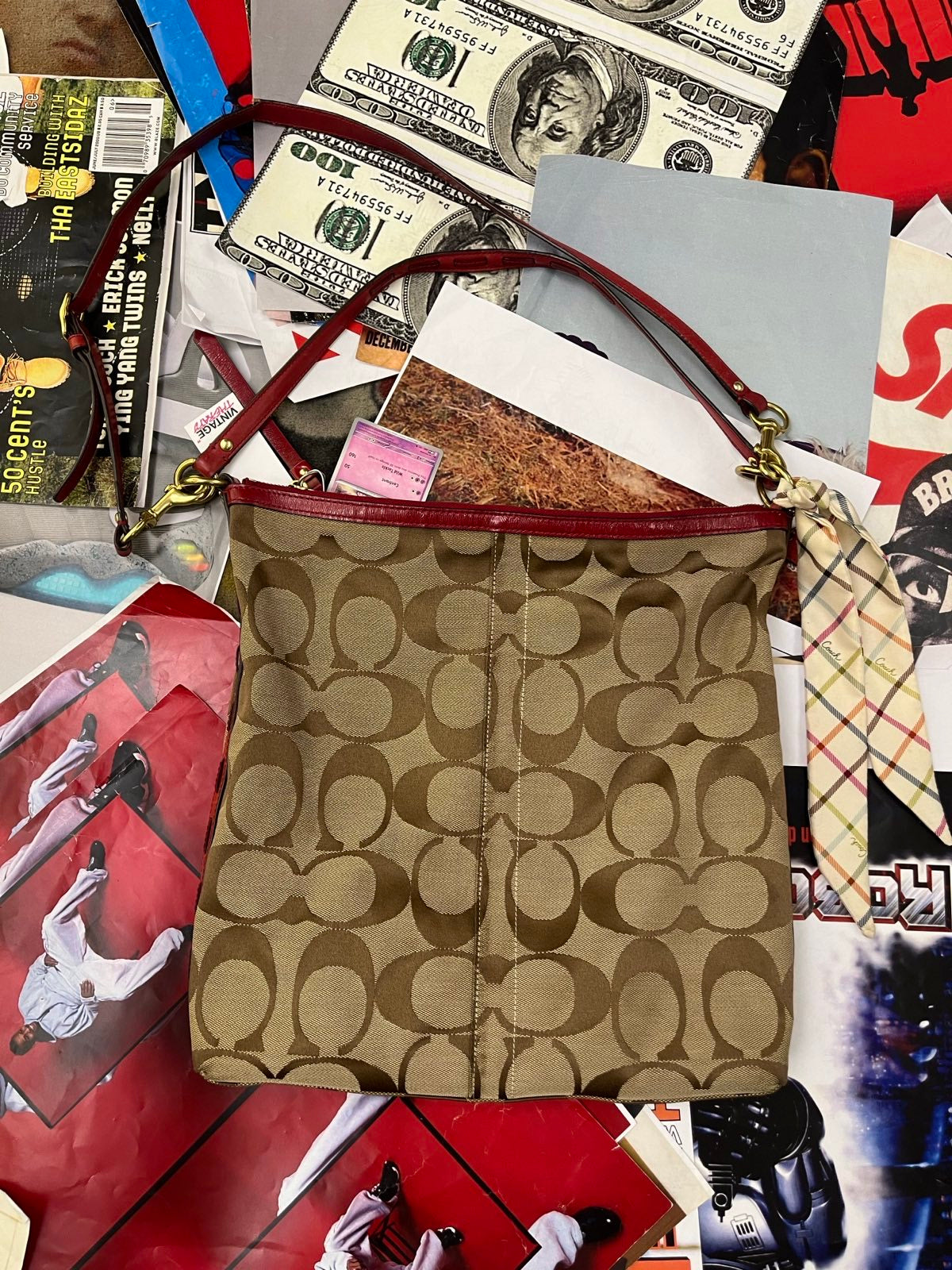 COACH kabelka větší béžová s červenými detaily a šátkem