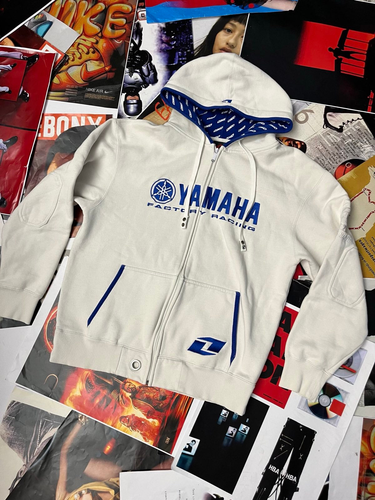 (M) Yamaha mikina bílá s modrou s kapucí na zip