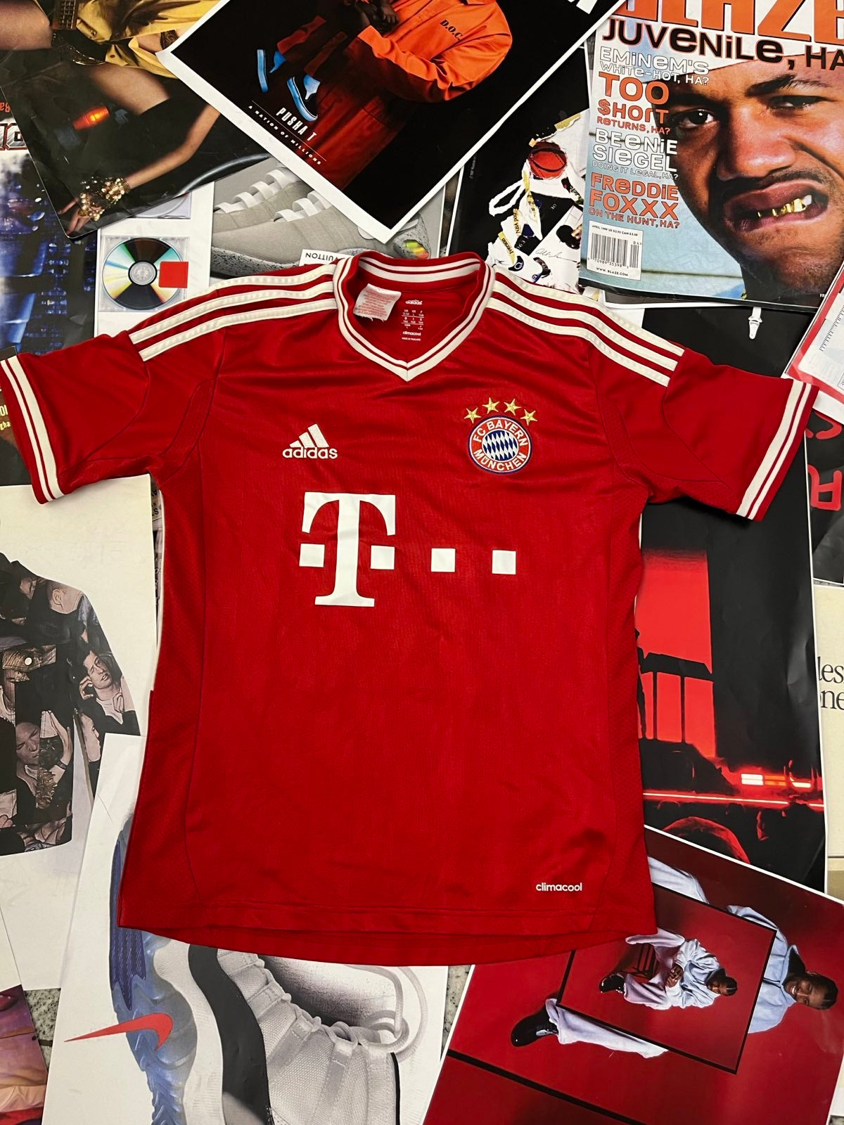 Adidas x FC Bayern Mnichov DRES červený s bílým nápisem T-mobile