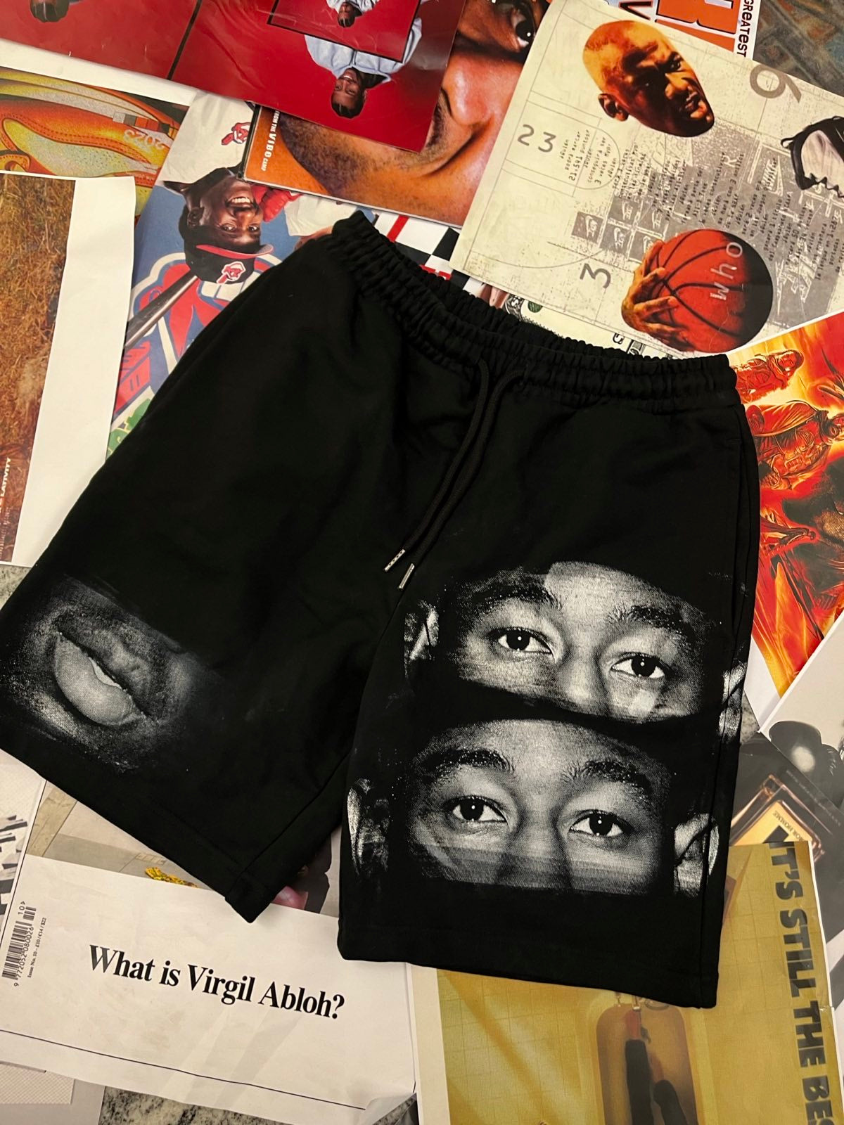 1of1 KRAŤASY černé pánské s bílým sítotiskem Golf Tyler, the Creator, na levé noze dvakrát jeho oči, na pravé jednou jeho pusa M