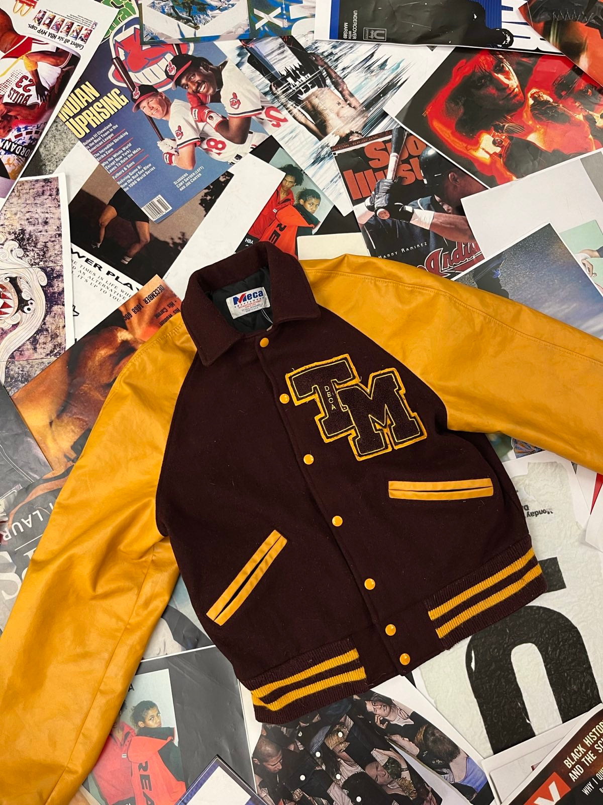 (M) Meca Varsity Jacket horčicově bordová s "TM" na levé straně