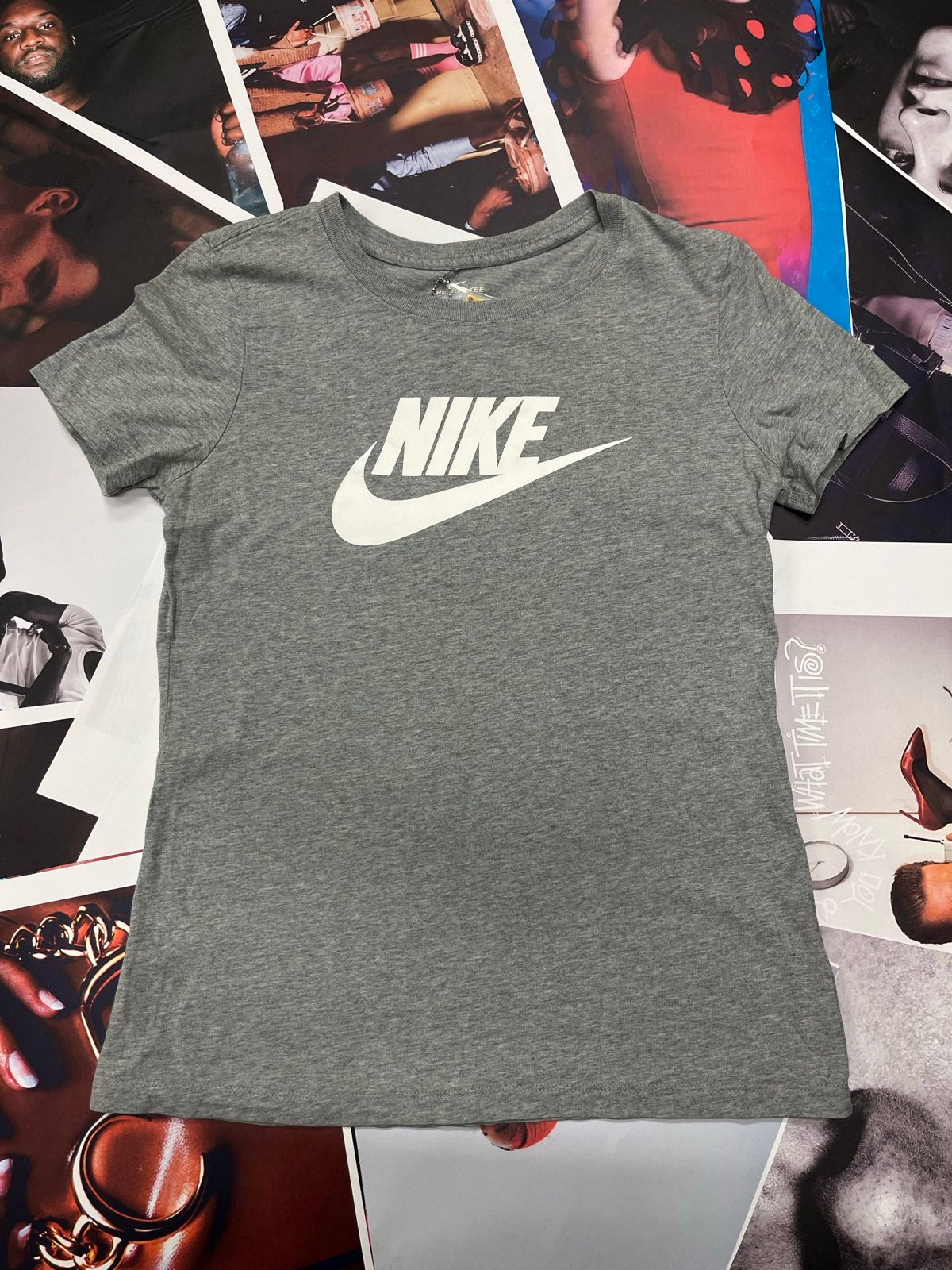 (S) Nike tričko šedé dámské s bílým logem na přední straně