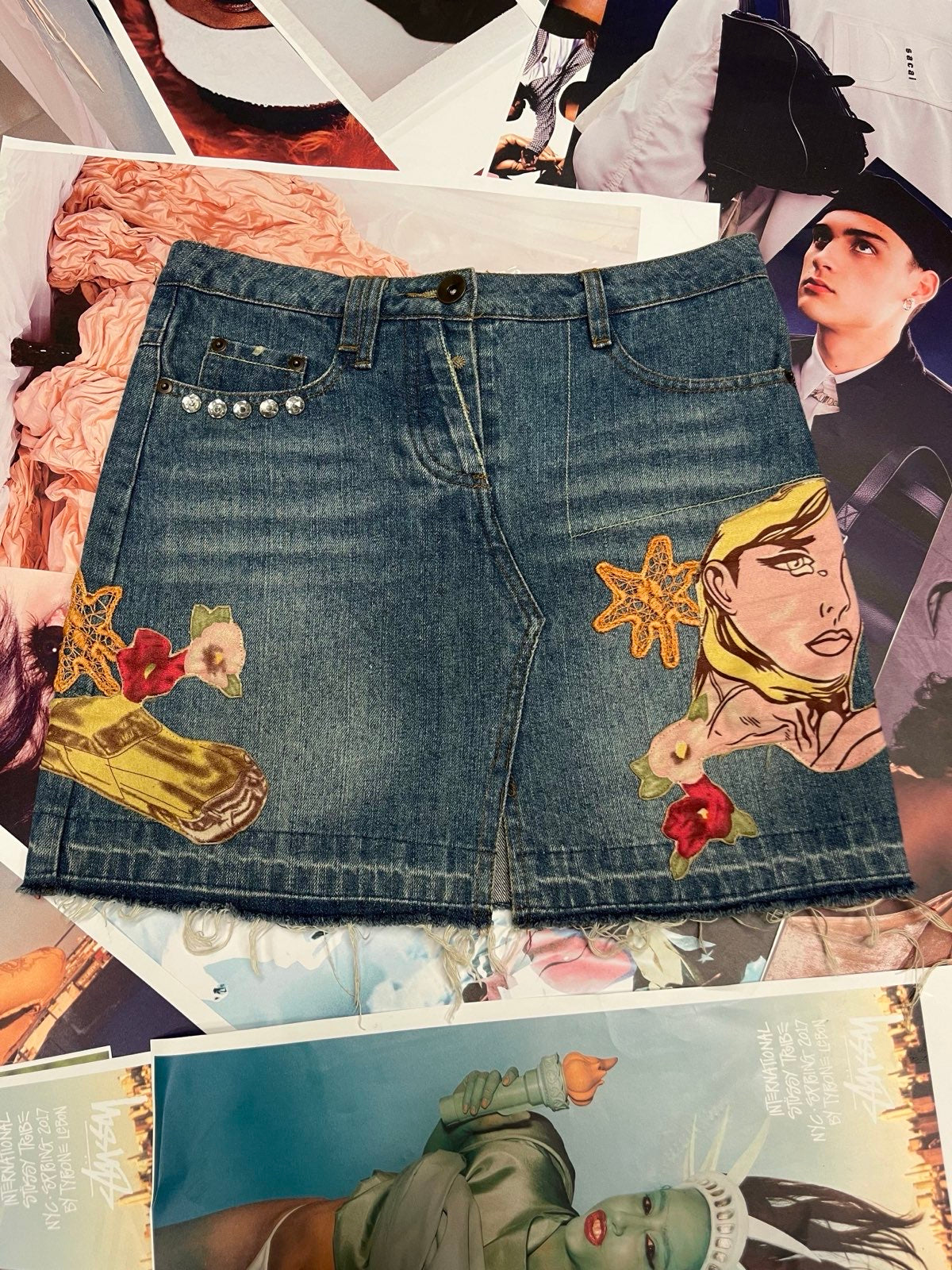 (L) Lost Girl washed denim sukně s obrázkem ženy na levé noze