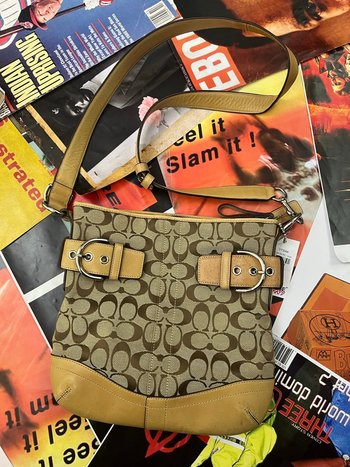 Coach kabelka přes rameno hnědá s monogramem značky, delší popruh a stříbrné přezky