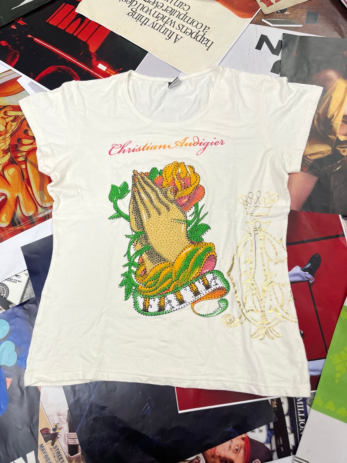 Christian Audigier triko dámské bílé potisk ruce které drží růži poseté kamínkama M