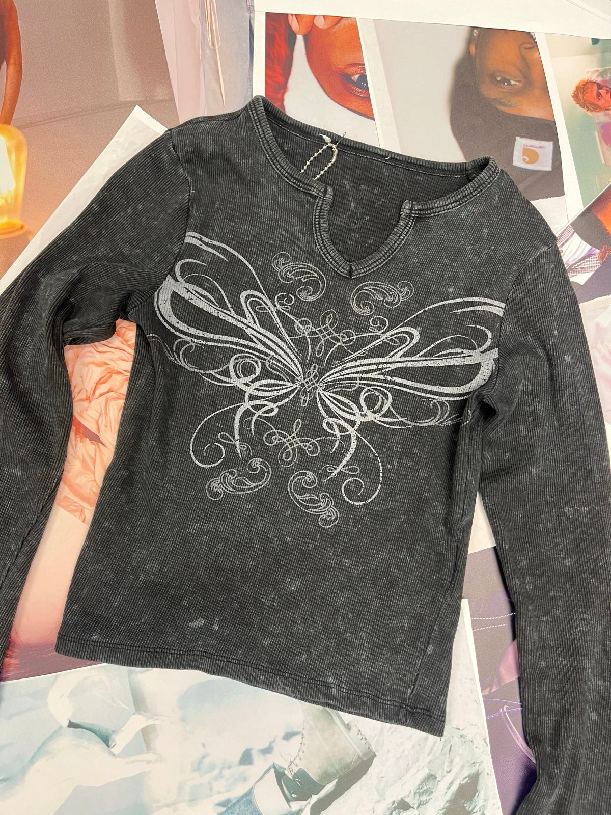 (S) washed černý top s dlouhým rukávem a šedou grafikou na přední straně